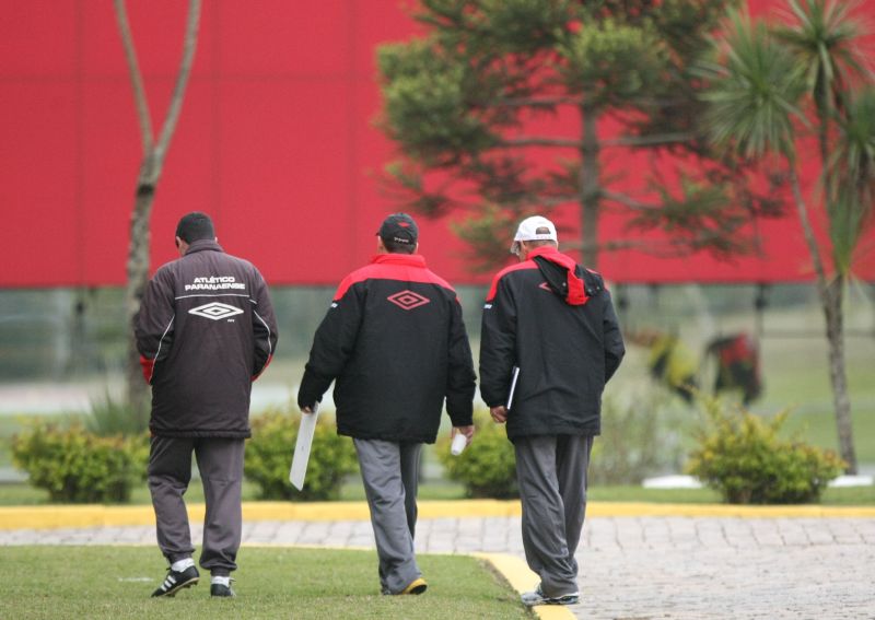 Niehues deixa o campo do CT do Caju sem falar com a imprensa: ordens da diretoria | Marcelo Elias/ Gazeta do Povo
