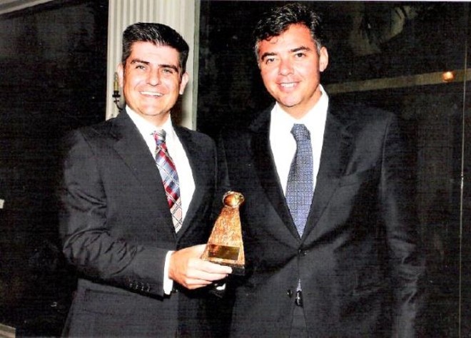 MERECIDA HONRARIA -Os advogados Gladimir Poletto e Fábio Possamai comemorando o recebimento do Prêmio Segurador Brasil pelo seu escritório de advocacia, o primeiro a ser agraciado com tal honraria no país. O prêmio foi recebido pelo destaque na prestação de serviços jurídicos para o mercado de seguros | 