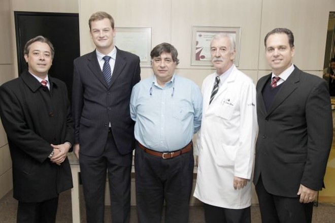 CONCORRIDO EVENTO -O Hospital VITA Curitiba apresentou na última semana a equipe do Centro de Excelência em Reconstrução Óssea, em evento que contou ainda com palestra do médico colombiano Carlos Satizabal, chefe do Setor de Reconstrução Óssea do Hospital Militar Central de Bogotá. Na foto, André Luiz Silva, superintendente do hospital; Richard Luzzi, chefe da equipe do CERO; o médico colombiano, Carlos Satizabal, Jackson Baduy, diretor clínico do hospital e José Octávio Leme, diretor regional do Grupo VITA | 