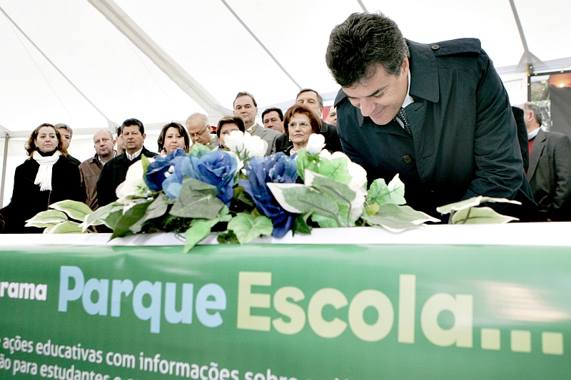 O governador Beto Richa lançou o programa ontem, em Vila Velha: previsão de atender 30 mil alunos de Ponta Grossa | Henry Milleo/Gazeta do Povo