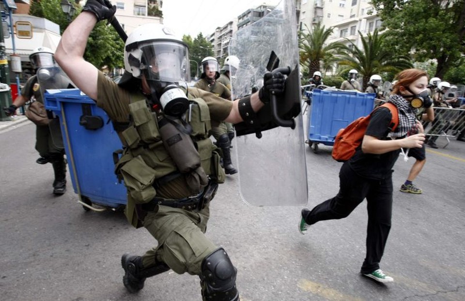 Manifestantes entraram em confronto com a polícia após tentarem barrar a chegada ao Parlamento grego | Panagiotis Tzamaros/Reuters