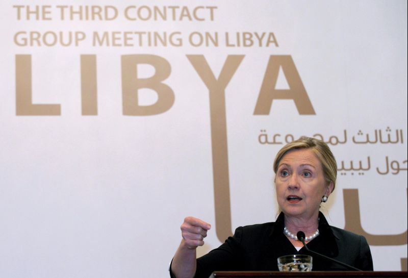 A secretária norte-americana Hillary Clinton fala durante conferência internacional sobre a Líbia, em Abu Dabi | AFP