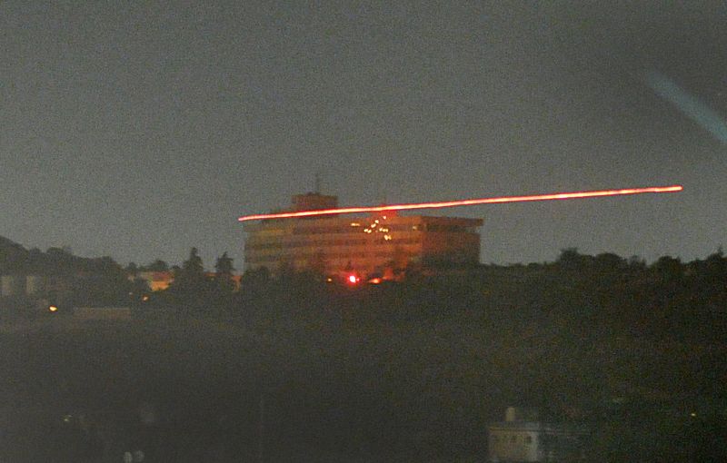 Balas traçantes são disparadas durante ataque ao Hotel Intercontinental, em Cabul; a ofensiva foi assumida pelo Taleban | Massoud Hossaini/AFP