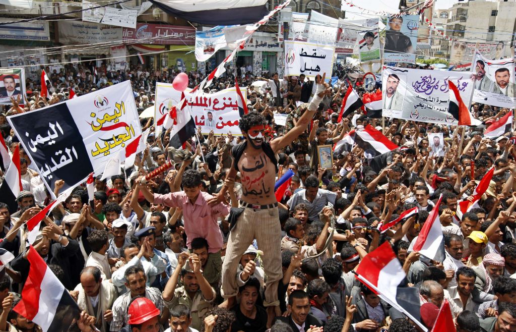 Povo saiu às ruas de Sanaa para celebrar ausência do presidente | Ahmad Gharabli/AFP Photo