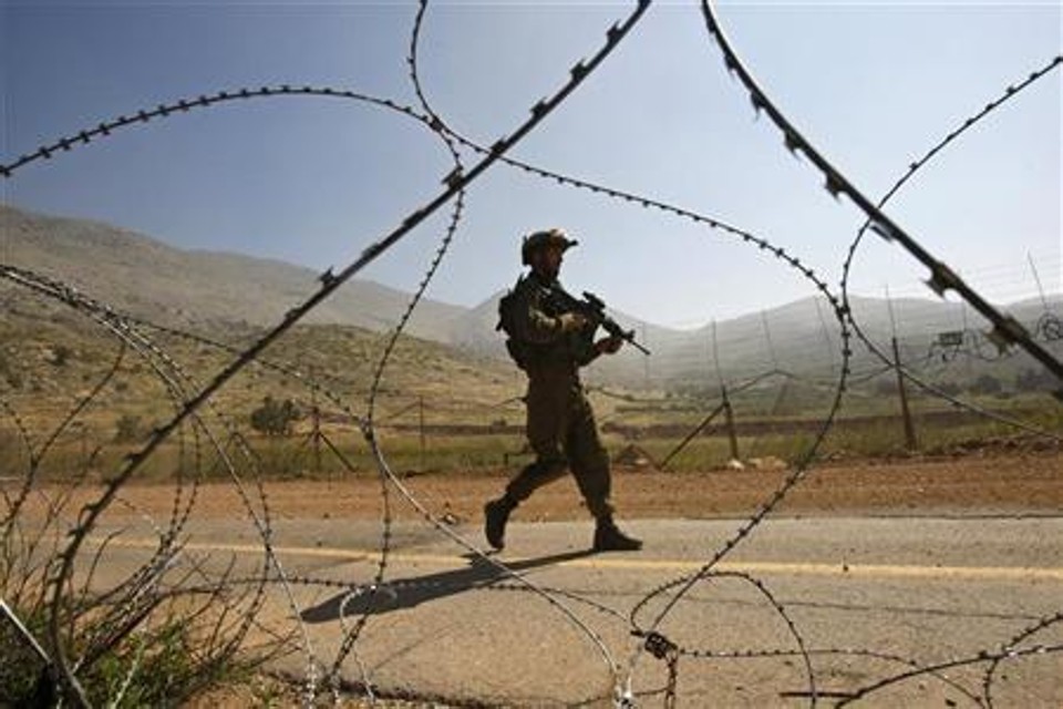 Soldado israelense patrulha a fronteira com a Síria, perto do vilarejo druzo de Majdal Shams, nas colinas de Golan | REUTERS/Ronen Zvulun