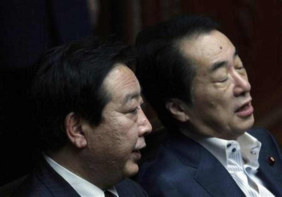 O ministro das Finanças Yoshihiko Noda (E) conversa com o primeiro-ministro Naoto Kan antes de sessão regular do parlamento, em Tóquio. Noda despontou nesta quinta-feira como um dos favoritos para suceder o cada vez mais impopular primeiro-ministro, possivelmente ainda este mês | REUTERS/Kim Kyung-Hoon