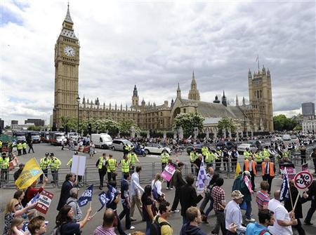 Manifestantes marcham em frente ao Parlamento durante protesto sobre reformas previdenciárias em Londres | Reuters