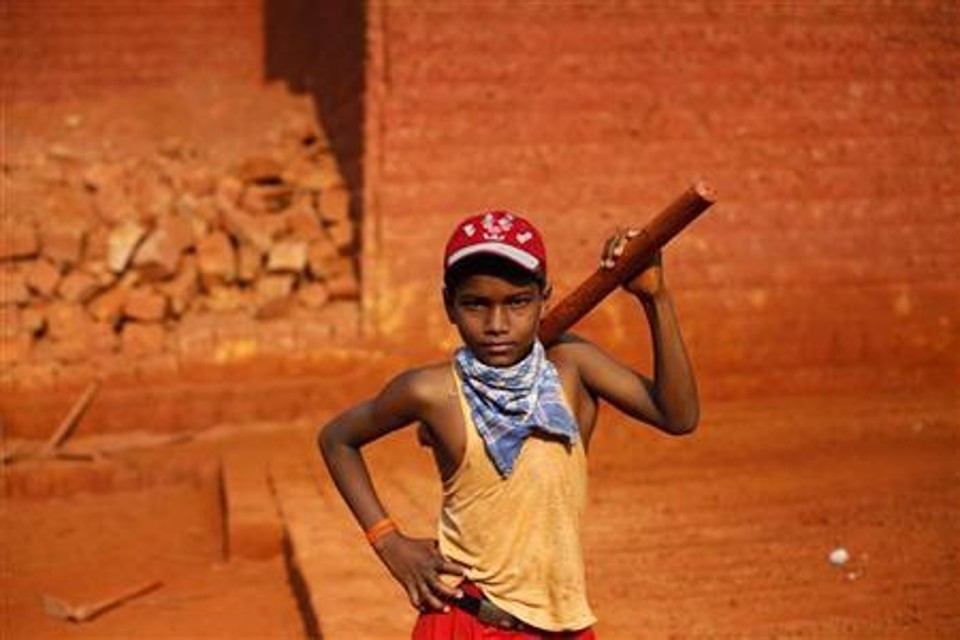 Mithum, de 11 anos, posa para foto em mina de tijolos na Índia em abril de 2011. Segundo a Organização Internacional do Trabalho, mais de 115 milhões de crianças no mundo exercem trabalhos perigosos | REUTERS/Danish Siddiqui