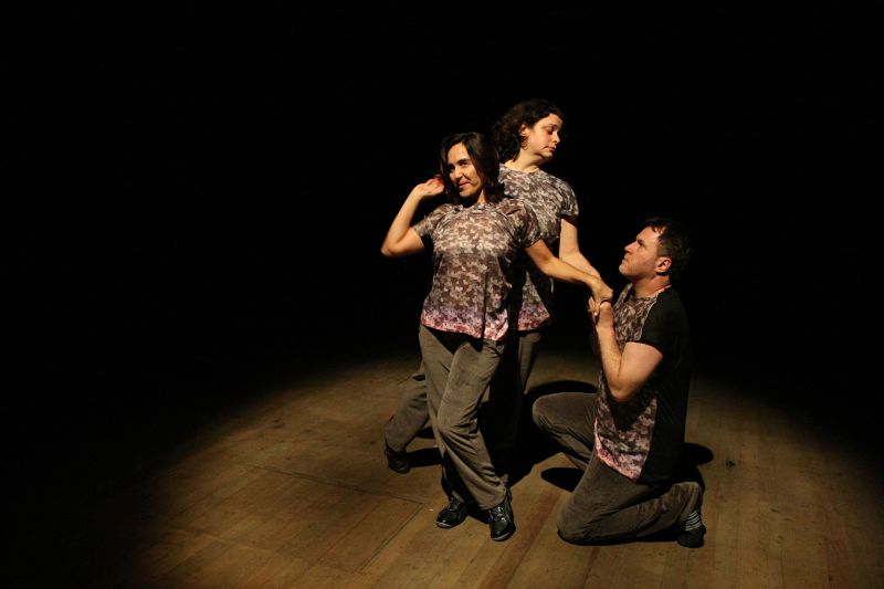Sandra Gutierrez (à esq.), Paulo Alves e Anna Zétola atuam na adaptação da comédia de Dario Fo e Franca Rame | Marcelo Elias/Gazeta do Povo