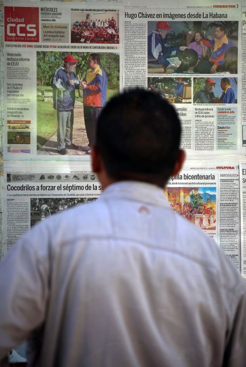 Jornais em Caracas noticiam o encontro de Chávez com Castro | Juan Barreto/AFP