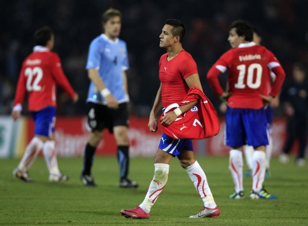 Cogitado para reforçar o Barcelona, o chileno Sánchez garantiu o único gol da equipe no empate com o Uruguai