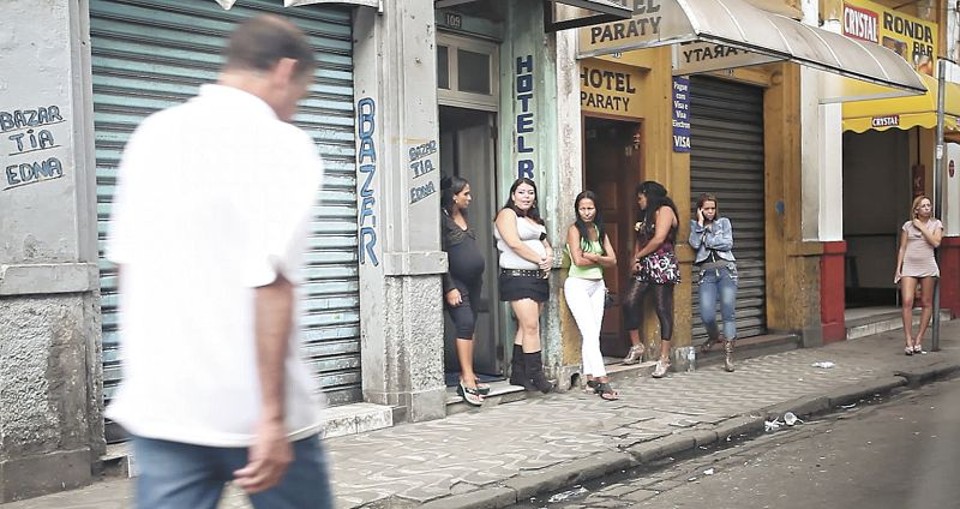 A exploração por trás da riqueza dos portos e da beleza das praias Oferta de sexo à luz do dia na Avenida Senador Feijó, em Santos | Jonathan Campos