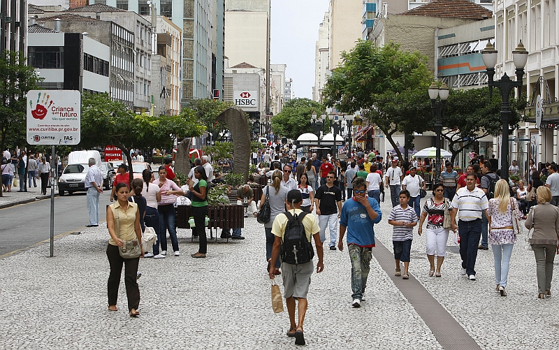 Calçadão da Rua XV de Novembro, em Curitiba: população que se autodeclara parda cresceu nos últimos levantamentos do IBGE | Daniel Castellano / Gazeta do Povo