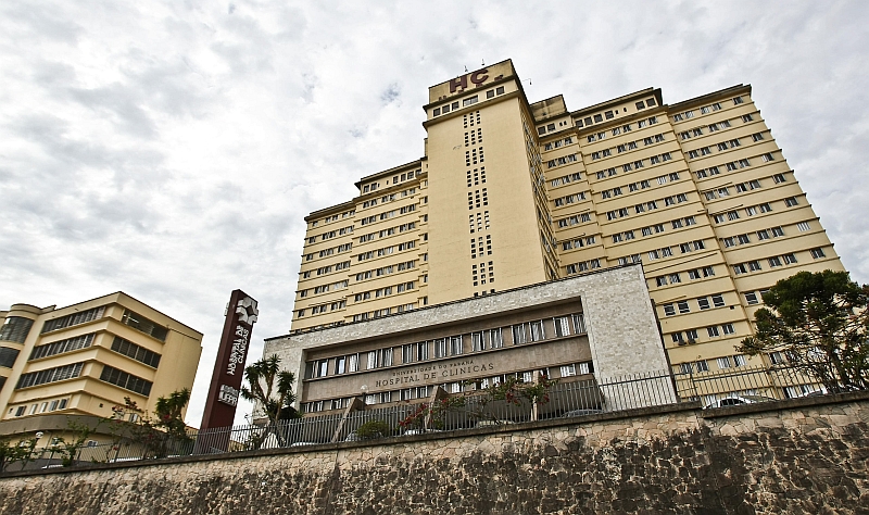 O HC sempre teve carinho e atenção especiais da universidade por ser um hospital-escola. Sabemos da sua importância para o desenvolvimento de pesquisas e para o atendimento de saúde no Estado. Para a maioria, ele é a principal alternativa, é o plano de saúde dos mais carentes.
Zaki Akel, reitor da UFPR | Daniel Castellano/Gazeta do Povo