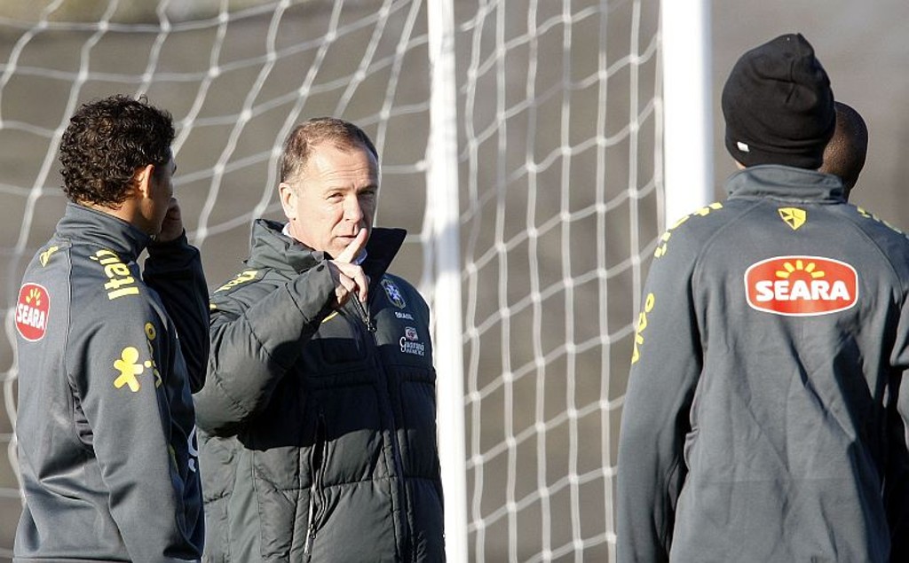 Mano comanda o último treino antes da viagem para Córdoba, onde enfrenta o Paraguai