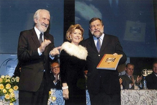 O vice-governador Flávio Arns (à dir.), então no exercício do cargo de governador, foi o primeiro a ganhar um exemplar simbólico do livro Famílias do Velho Mundo no Comércio do Paraná, de autoria da empresária curitibana Niroá Ribeiro Glaser, durante a cerimônia de entrega do prêmio Guerreiro do Comércio, no último dia 15. Arns recebeu a obra das mãos da autora e do presidente do Sistema Fecomércio, Darci Piana (à esq.) | 