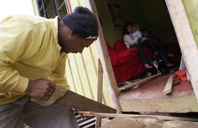 Em Tunas do Paraná, Romildo dos Santos sustenta a mulher e três filhos com um salário mínimo, que tira do trabalho de extração de pínus | 