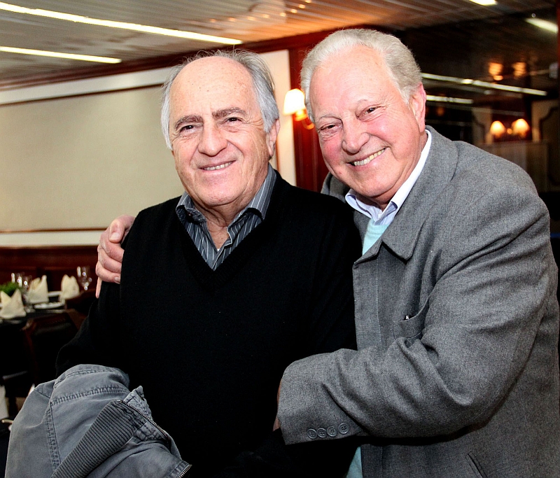 O ator Ary Fontoura esteve recentemente em Curitiba especialmente para gravar seu depoimento para o livro que vai contar a história de seu amigo e colega Sinval Martins (à dir.). O depoimento também será usado no DVD que acompanhará a publicação. O texto é do jornalista José Carlos Fernandes | Ricardo Muños Garcia