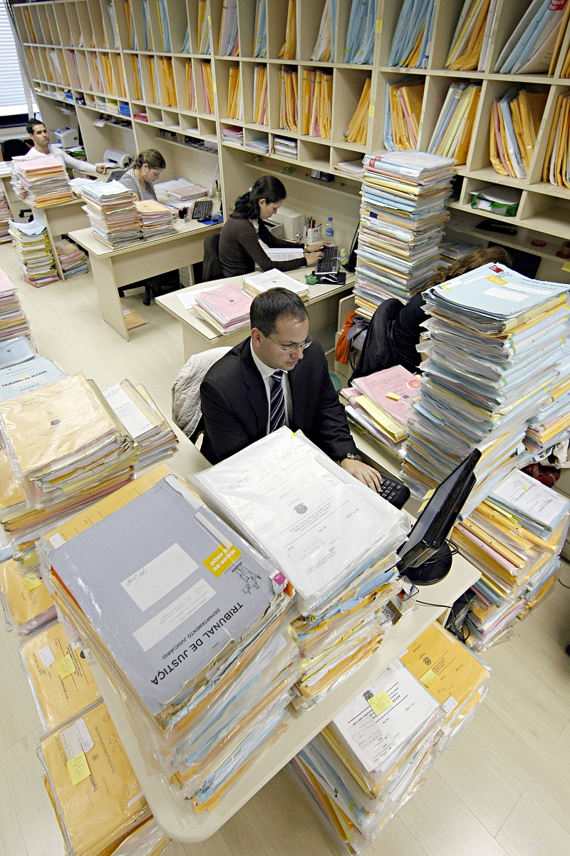 O juiz Juan Daniel Pereira Sobreiro em meio a processos na 13ª Vara Cível de Curitiba: falta de juízes causa acúmulo de trabalho | Albari Rosa/ Gazeta do Povo