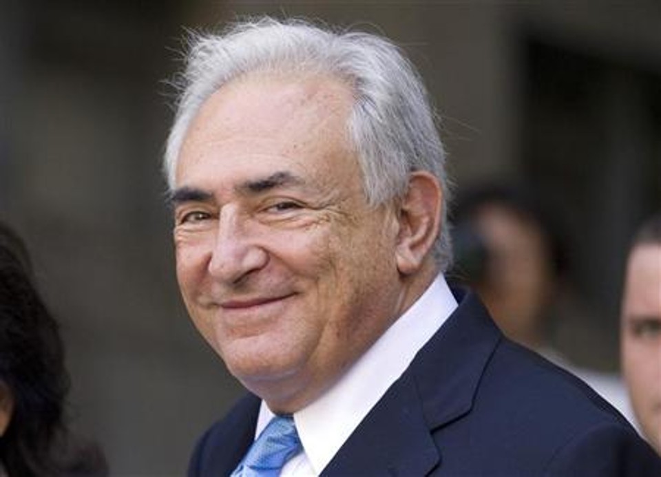 Dominique Strauss-Kahn sorri ao sair de uma audiência em Nova York | REUTERS/Lucas Jackson