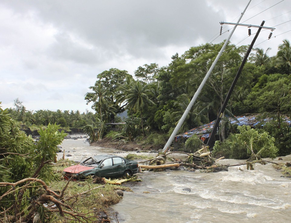 Carro foi arrastado pelas enchentes em Daraga, nas Filipinas | REUTERS/Rhaydz Barcia