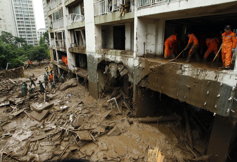 Forças militares ajudam nas operações de resgate e limpeza na cidade de Seul | REUTERS/Truth Leem