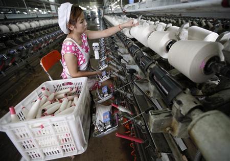 Operária de uma fábrica têxtil em Huaibei, na província chinesa de Anhui | Reuters