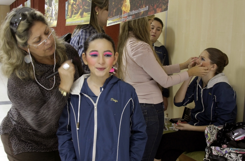 Meninas se preparam para apresentação em breve. | Gazeta do Povo/ Hugo Harada