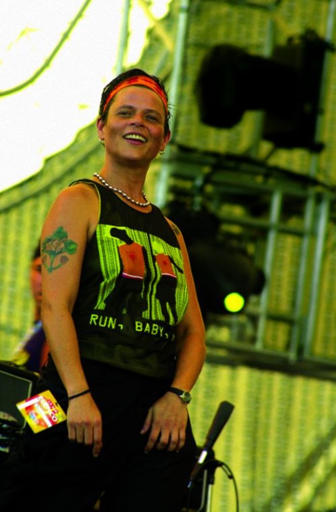 Cássia Eller alternou seu show no Rock in Rio de 2001 entre músicas leves e pesadas | 