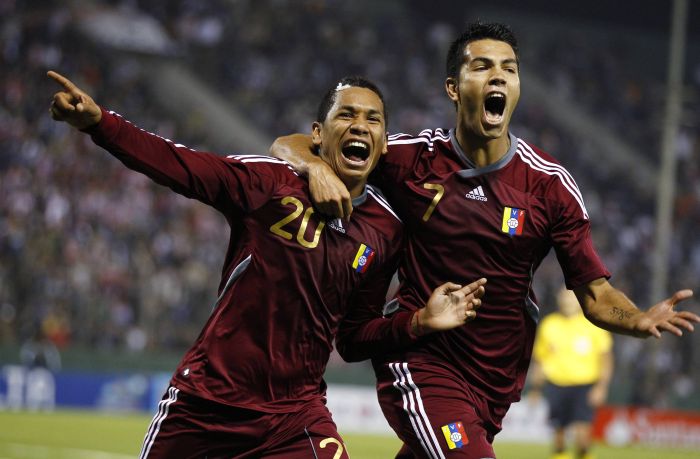 Perozo, autor do gol heróico da Venezuela, comemora com Fedor | Jorge Silva / Reuters