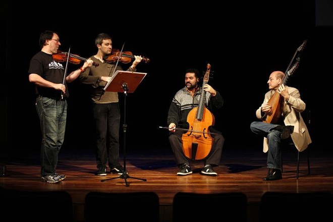 Rodolfo Richter (à esq.) ensaiando na Capela Santa Maria com o quarteto britânico Palladians | 