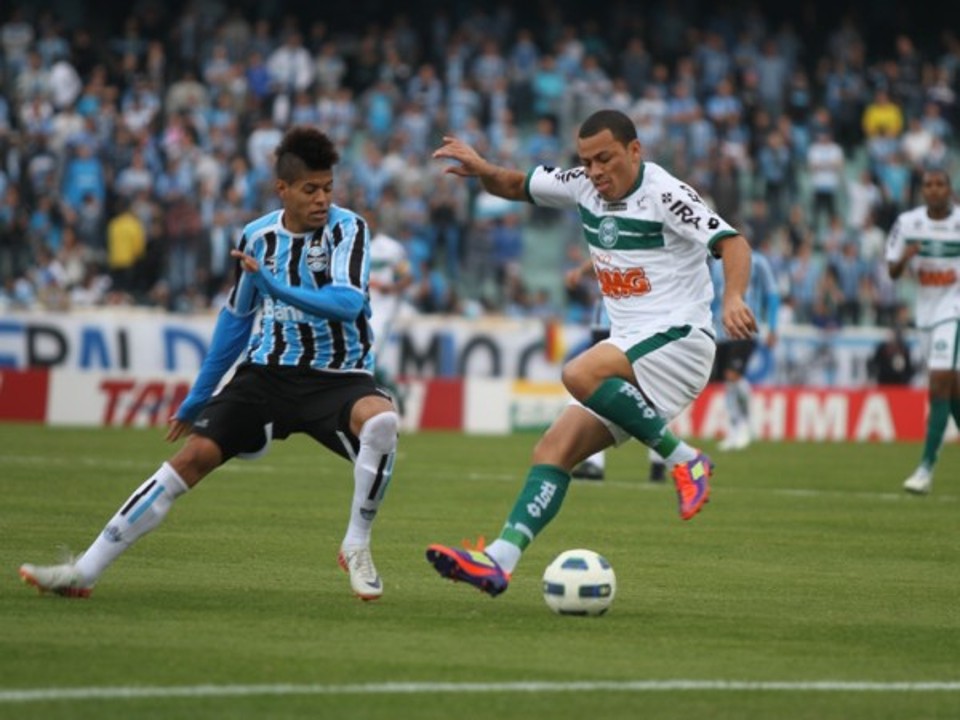 Léo Gago recebe marcação de Leandro, o Neymarzinho do Grêmio: derrota coxa-branca em Porto Alegre. | Site Oficial do Coritiba