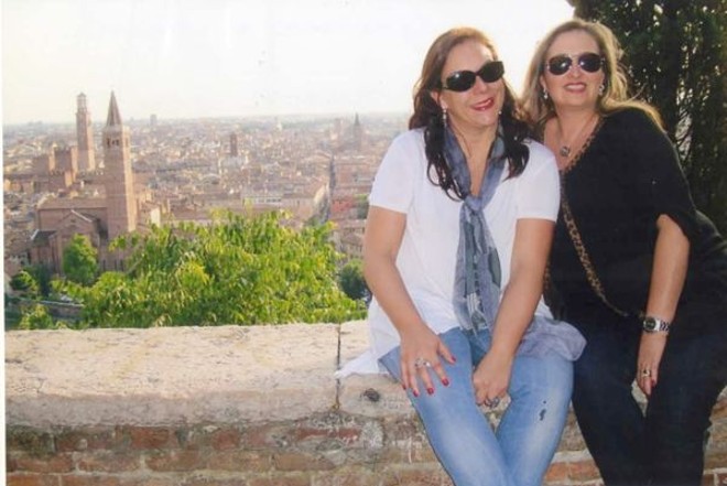 VISITA NA EUROPA -Carla Fleishfresser acaba de retornar de viagem à Europa, onde, pelo segundo ano consecutivo, visitou a amiga Gisele Voss Bergmann, que lá reside. As amigas se encontraram em Munique, partindo para a bela cidade italiana de Verona, de onde enviaram o registro para a coluna |