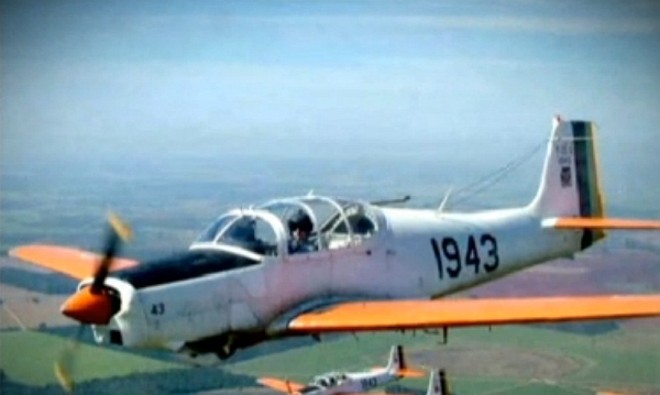 As duas aeronaves são modelos T-25 Universal | 