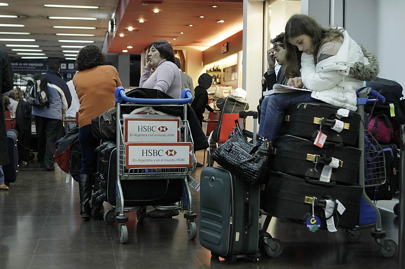 Passageiros esperam por notícias depois que todos os voos foram cancelados no aeroporto Jorge Newberry, em Buenos Aires. Airlines anunciou o cancelamento, devido à presença de cinzas do vulcão chileno | Reuters