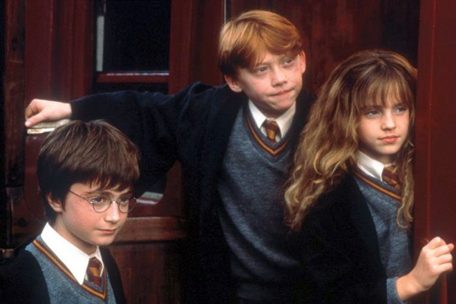 Os atores Daniel Radcliffe,Rupert Grint e Emma Watson no primeiro filme da série, Harry Potter e a Pedra Filosofal |
