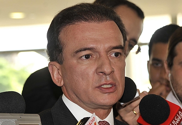 A OAB lamenta e repudia o parecer. A Constituição em seu artigo 5.º, inciso 13, é muito clara ao permitir o livre exercício de qualquer profissão subordinando às qualificações que a lei estabelecer. E a Lei 8.906/94 estabeleceu que para ser advogado é necessário o Exame de Ordem.
Ophir Cavalcante, presidente da Ordem dos Advogados do Brasil | José Cruz / Agência Brasil