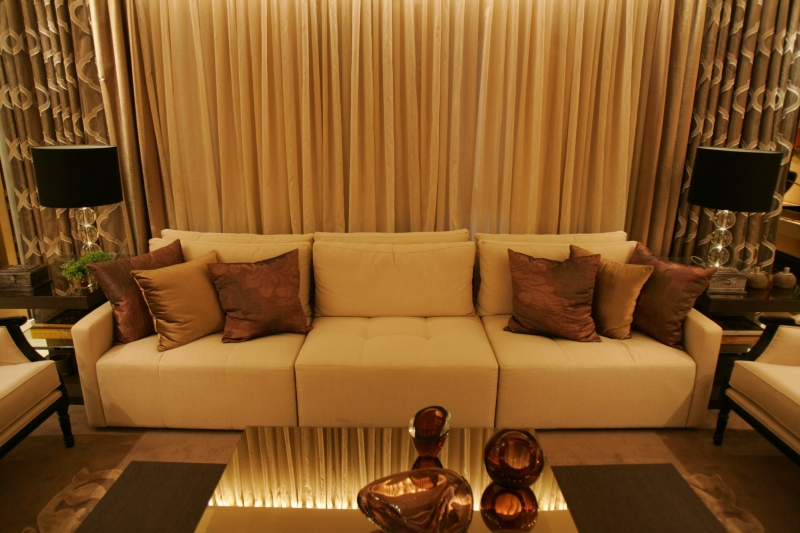 Bar e Estar Íntimo, da arquiteta Viviane Loyola: cortinas controladas por controle remoto | Jonathan Campos/ Gazeta do Povo