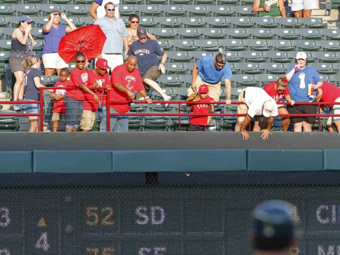 Torcedores do Texas Rangers logo após a queda de Shannon Stone da arquibacada | Tim Sharp / Reuters