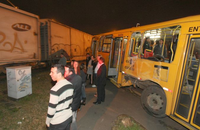 O acidente aconteceu na esquina das ruas Simão Mansur e Flávio Dellagrave, e deixou o trânsito bastante complicado na região | Marcelo Elias/ Agência de Notícias Gazeta do Povo