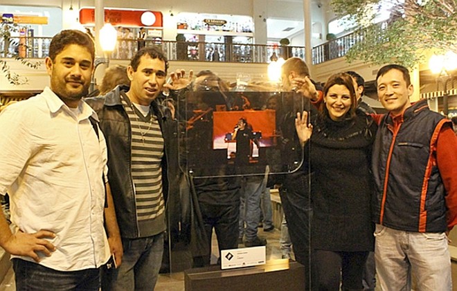 Os repórteres fotográficos Jonathan Campos (à esq.), Walter Alves, Aniele Nascimento e Hugo Harada, na abertura da exposição de fotos do Lupaluna 2011, realizada nesta terça-feira no Largo Curitiba do Shopping Curitiba. A mostra, composta por 30 fotos dos grandes momentos do Lupaluna, fica em cartaz até 15 de agosto | 