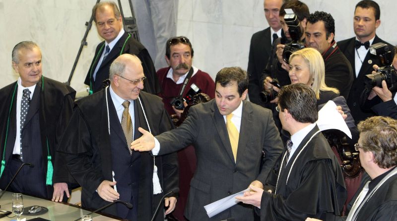 Bonilha (com o braço estendido): promessa de independência em relação ao governo Beto Richa | Daniel Castellano/ Gazeta do Povo