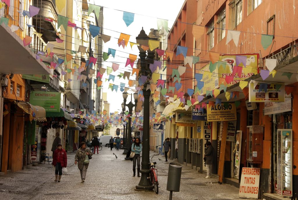 Iluminação precária e calçada irregular contribuem para a baixa circulação de pessoas na região da Saldanha Marinho | Marco Andre Lima/ Gazeta do Povo