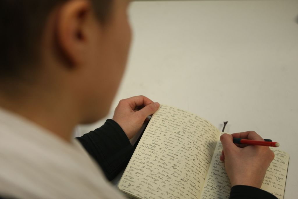 Depois de três anos de depressão, Kharla Livingston, que foi doada para franceses quando era bebê, decidiu voltar ao Brasil para tentar reencontrar os pais | Marcelo Elias/ Gazeta do Povo