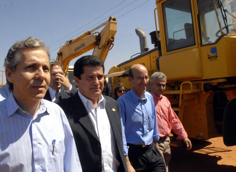 Alfredo Nascimento (2º da esq. para a dir.) vistoria obra: permanência do ministro na pasta ficou complicada após denúncia de que integrantes de seu partido, o PR, cobravam propina de 4% a 5% nas obras de rodovias e ferrovias | Antônio Cruz / Abr