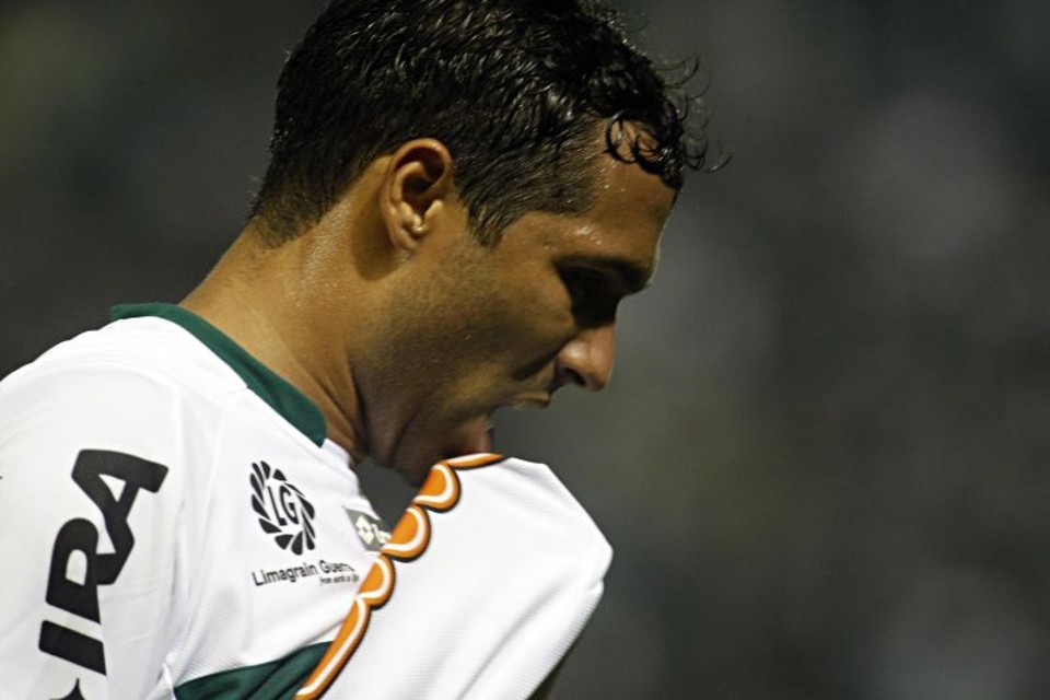 Davi sai de campo após receber o cartão vermelho ontem contra o São Paulo: futuro do meio-campista dentro do Coritiba é incerto | Albari Rosa / Gazeta do Povo