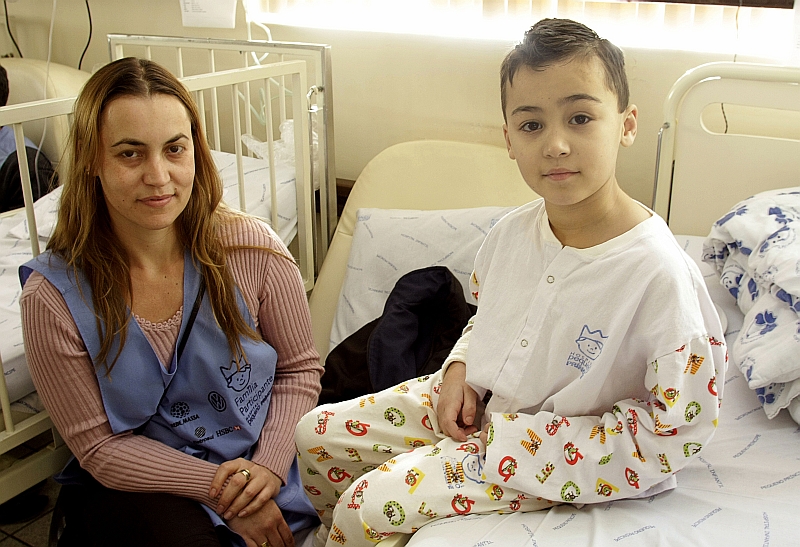 José Gustavo, de 8 anos, e a mãe Anelise Oliveira: moradores de Ventania, eles terão de se mudar para continuar o tratamento de uma doença rara no coração do menino | Hugo Harada/ Gazeta do Povo