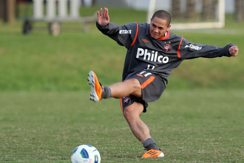 Madson já pediu pastor, agora quer a retirada do gramado da Arena | Walter Alves/ Gazeta do Povo
