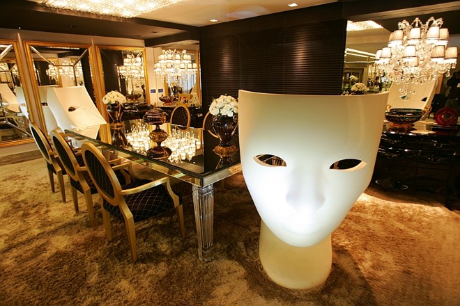 Salão Nobre de Jantar, do arquiteto Luiz Maganhoto e do designer de interiores Daniel Casagrande - Arandela, da Grey House Iluminação. R$ 3,9 mil cada / Cadeira Máscara, da Maganhoto e Casagrande. R$ 7.633 cada / Cadeira Medalhão, da Momentum & Design. R$ 2,2 mil cada / Espelho com moldura dourada, da Maganhoto e Casagrande. R$ 1,8 mil cada | 