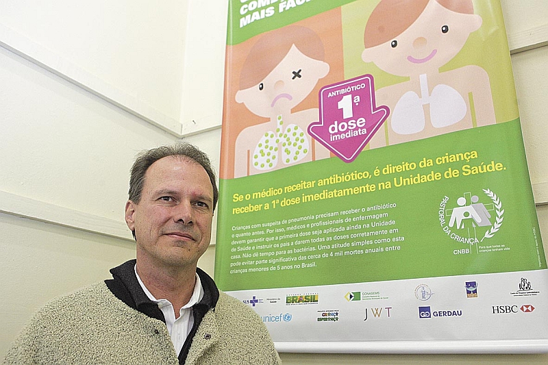 Assim que o médico prescrever o antibiótico, é importante que a primeira dose seja dada imediatamente, antes mesmo de ser iniciado um processo de internamento. Retornar para a casa e deixar para comprar a medicação depois é um risco e isto aumenta o índice de mortalidade.
Nelson Arns Neumann, coordenador nacional adjunto da Pastoral da Criança | Antonio More/Gazeta do Povo